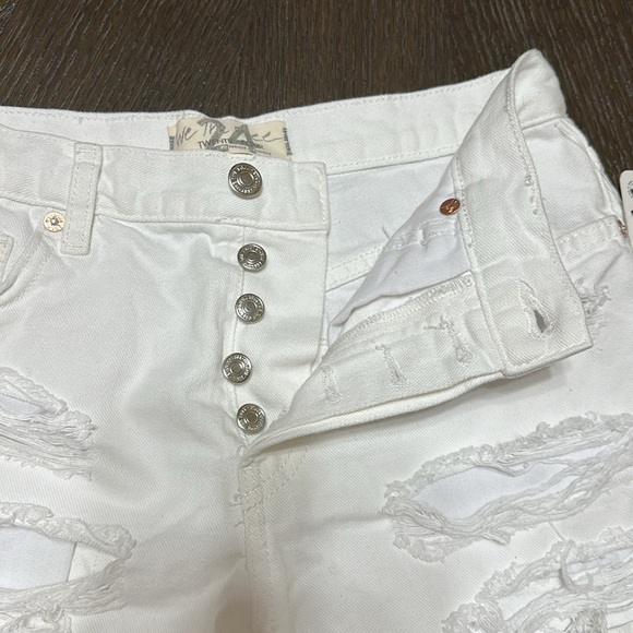 Free People We The Free Optic White Distressed 4” Shorts,‎ Women’s Size 24 - Picture 4 of 14